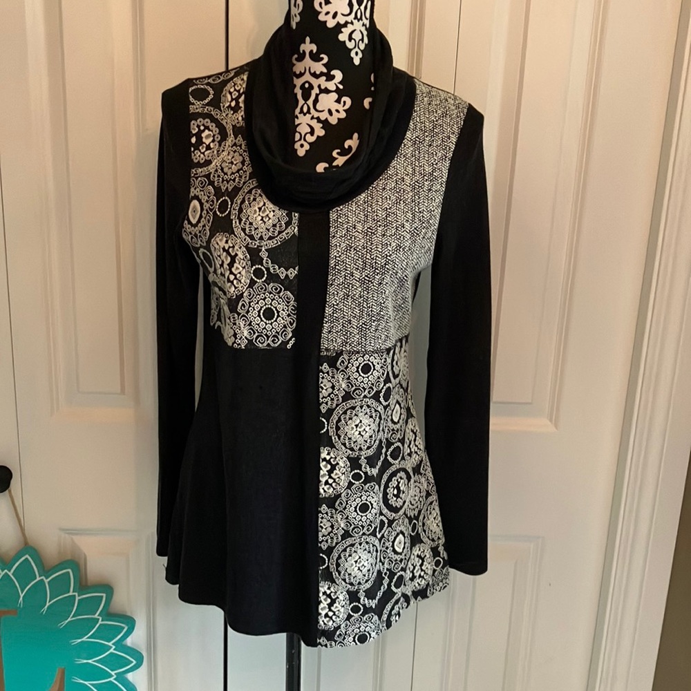Fabulous black poly/cotton sweater w/light cowl neck in creamy blackgray pattern